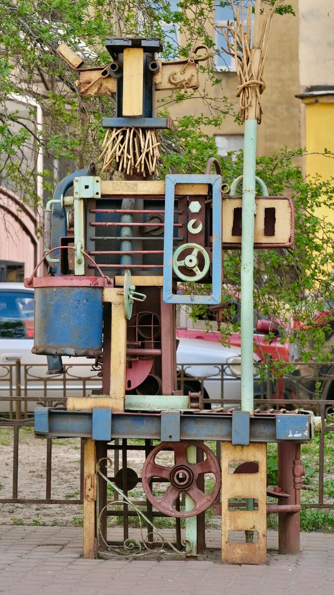 Скульптуру «Дворник» Владимира Козина интересно разглядывать со всех сторон