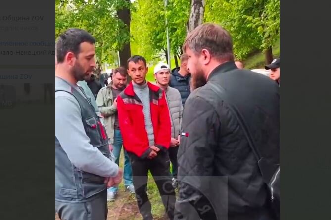 Кадр видео беседы русских парней из «Русской общины» с мигрантами-футболистами, которые выгоняли наших детей со спортплощадки