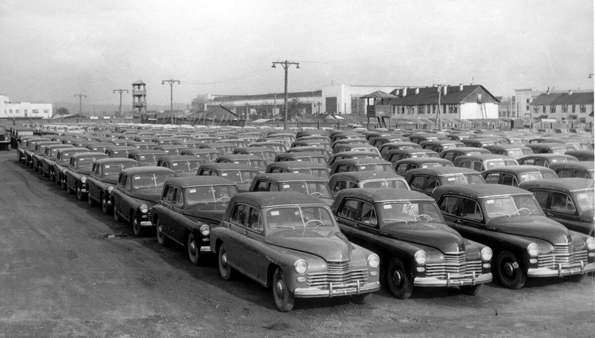 Где производили победу. ГАЗ м20 "победа-спорт", 1950. Горьковский автозавод ГАЗ В 1932 году в СССР. ГАЗ-М-20 «победа» Горьковский автомобильный завод конвейер. Автобаза СССР ЗИЛ.