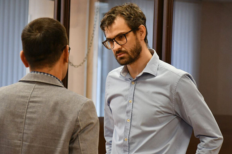    Интересно, что здесь же буквально за 10 минут до этого продлевали домашний арест его начальнику — замглавы исполкома Альметьевского района по экономике Андрею Подовалову, которого обвиняют в получении взятки в 4,8 млн рублей