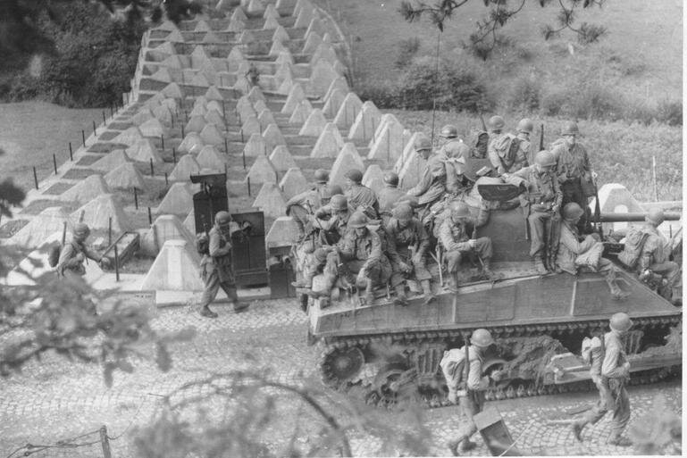 Линия Зигфрида, также известная как Вестволл, имела длину почти 400 миль и состояла из различных оборонительных сооружений