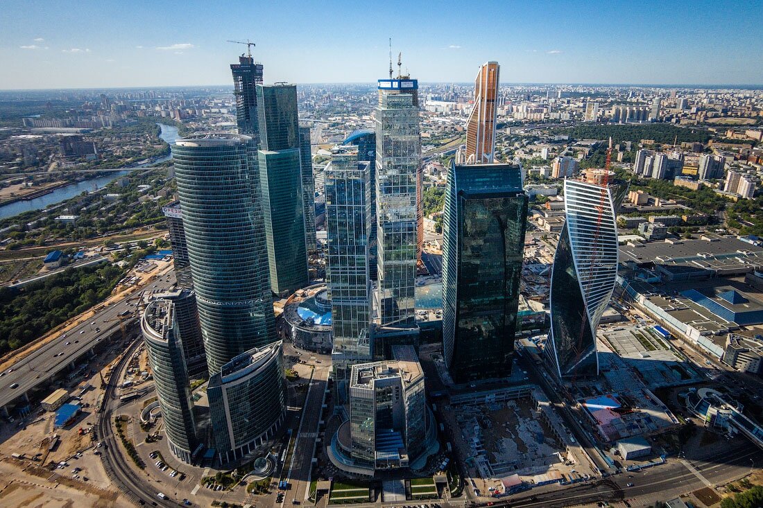 Москва – столица России, многонациональный город на Москве-реке в западной части страны.