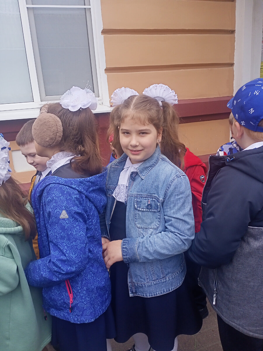 Построились у школы