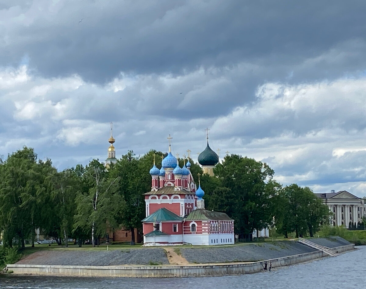 Вид на территорию Угличского Кремля от пристани | Личное фото