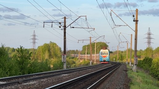 Теплый майский вечер. ЭП1М в исчезающем голубом окрасе с поездом «Россия» Владивосток - Москва на перегоне Котельнич-I - Ацвеж