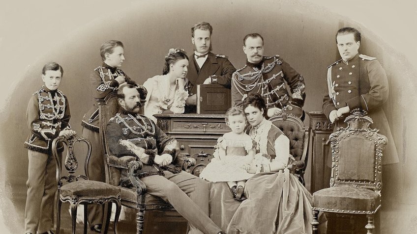 Семейное фото во главе с Александром II. Около 1873 год