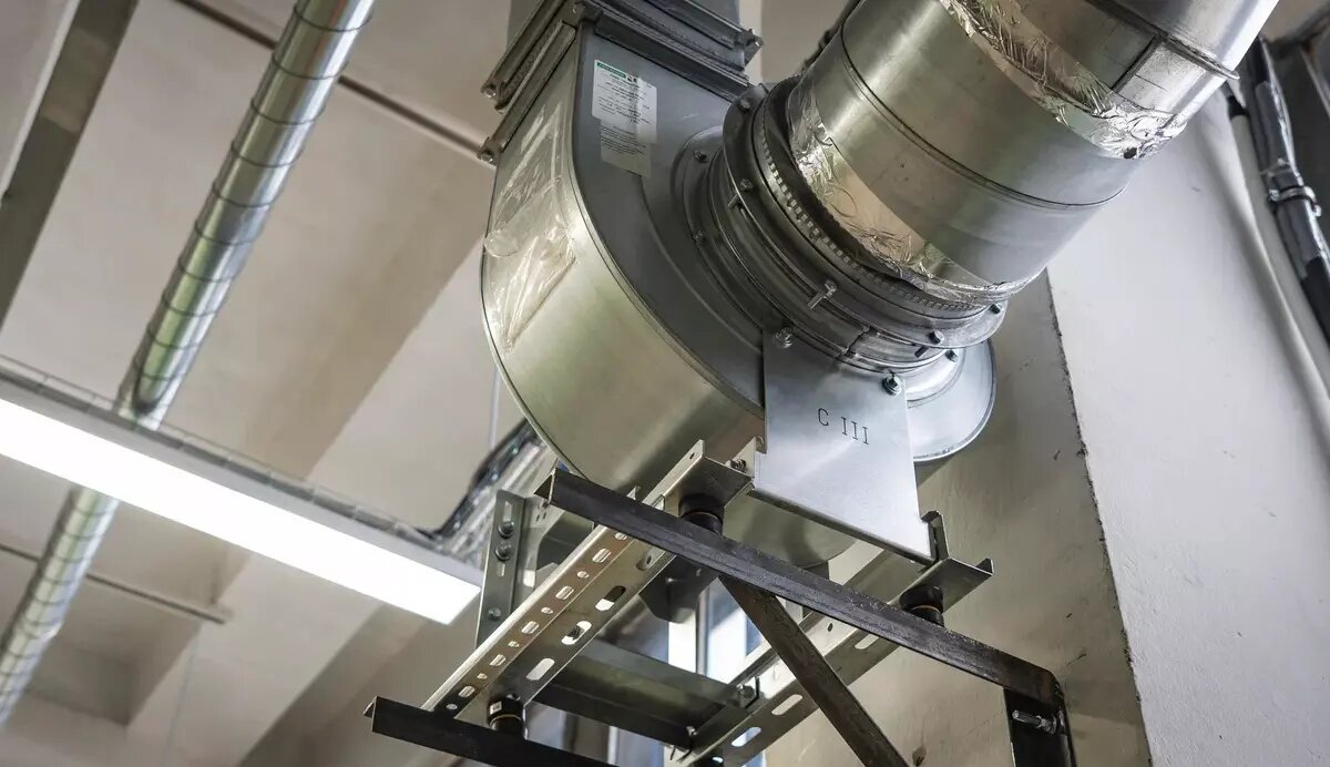 Правильно спроектированная система вентиляции способствует снижению риска различных заболеваний, аллергий и отравлений среди работников