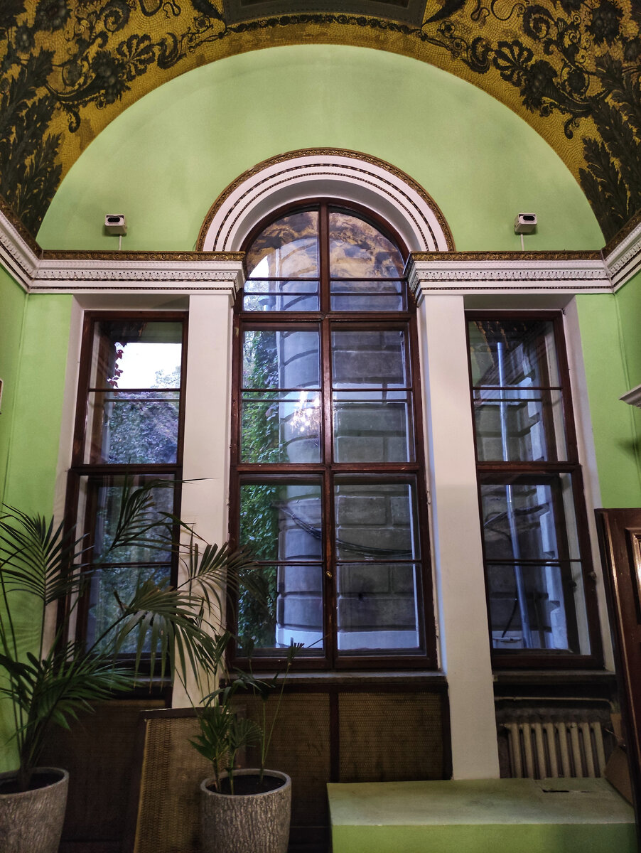 Холл первого этажа. Фото автора.