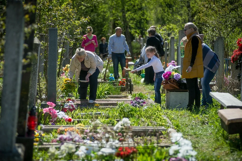 Что берут на кладбище в день. Радоница люди на кладбище. Родительский день на кладбище. Посещение кладбища на Радоницу.