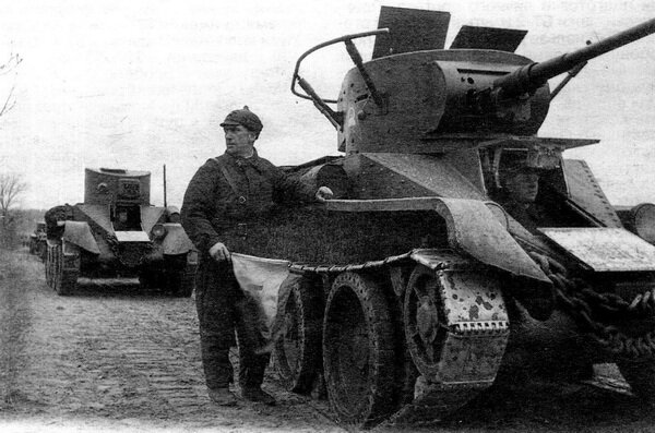 БТ-5 и БТ-2 из 5-го механизированного корпуса имени К. Б. Калиновского. Московский военный округ. 1935 г.