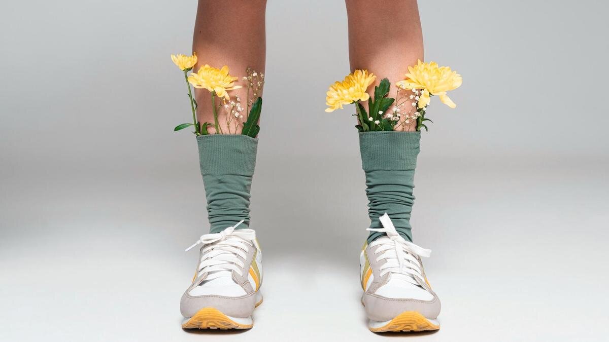    Девушка в юбке и кроссовках:Freepik