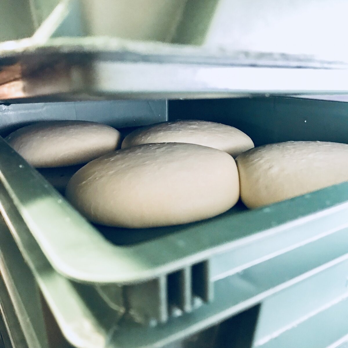 Тесто находится в холодильнике в закрытых лотках не менее 24 часов