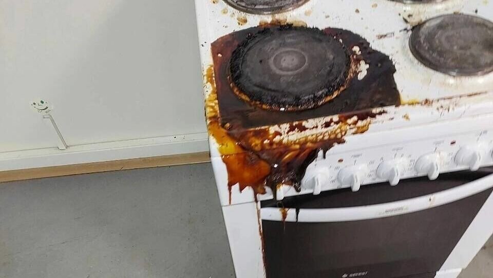     Индусы решили приготовить свою традиционную карамель, однако передержали ее и вызвали сильное задымление на кампусе ДВФУ во Владивостоке. Сработала пожарная сирена — людей эвакуировали.