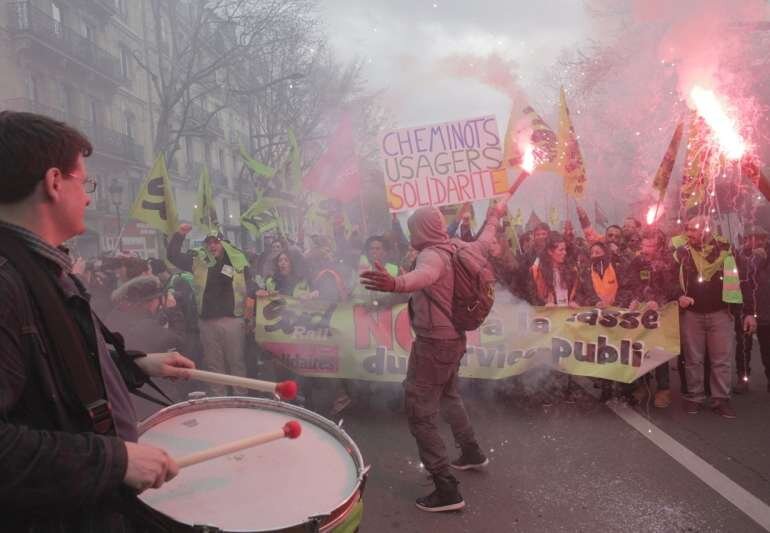 Манифестация железнодорожников и студентов возле Восточного вокзала в Париже. / фото: Ирина Калашникова / РИА Новости