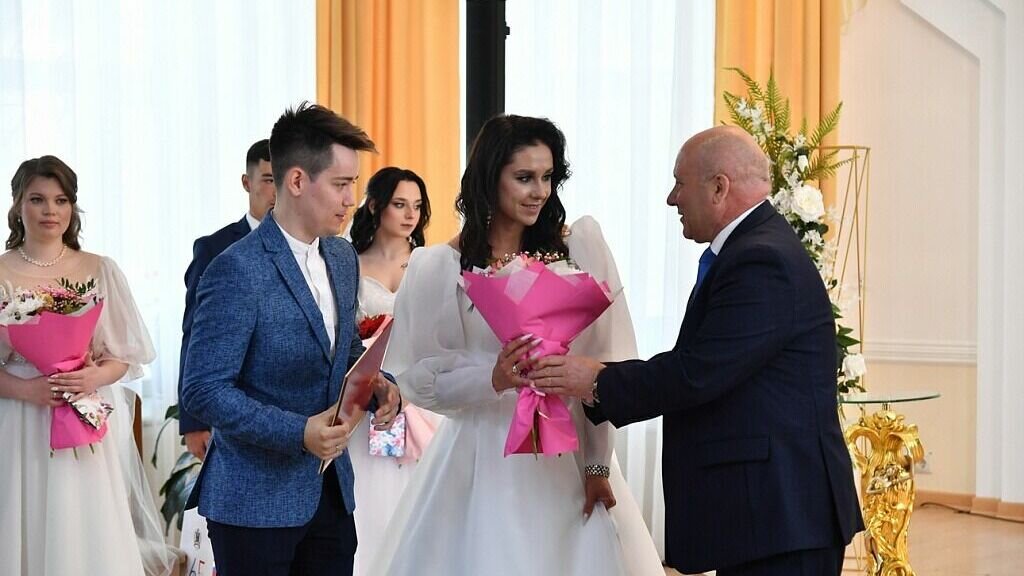     В этом году церемония проходила в городском дворце бракосочетаний. Мероприятие посетил хабаровский градоначальник.