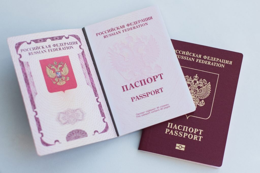    Согласно статье 67 «Закона об исполнительном производстве», ограничение на выезд за границу должника по алиментам на сумму более 10 тысяч рублей, а также тех, кто не возместил вред здоровью или имущественный вред на эту же сумму, является правом, а не обязанностью судебного пристава. Фото: Baltphoto