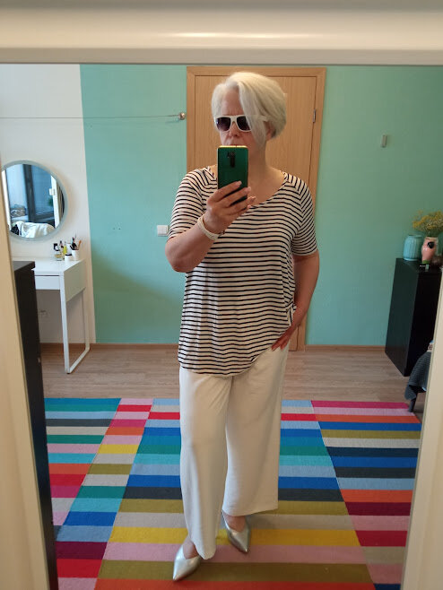 Свободная "тельняшка" с белыми брюками