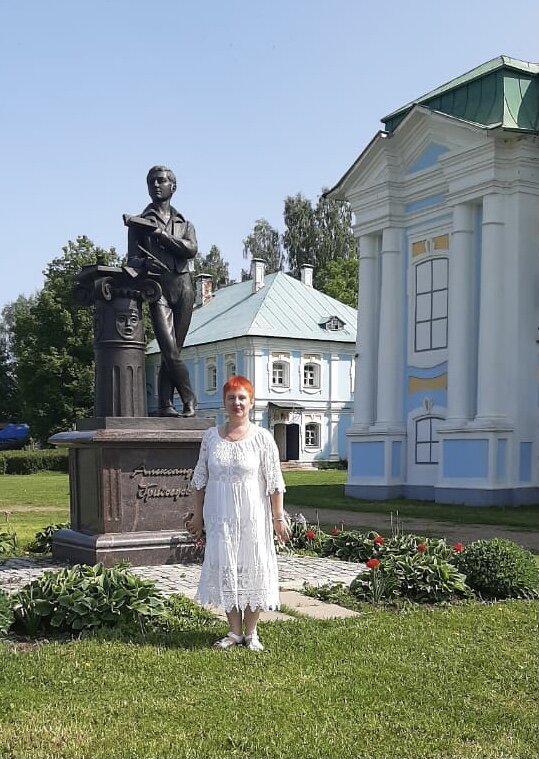 Возле памятника А.С. Грибоедову в Хмелите