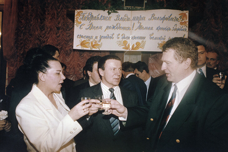 алина и Владимир Жириновские в компании Анатолия Кашпировского во время празднования 48-летия лидера ЛДПР. 1994 год.
