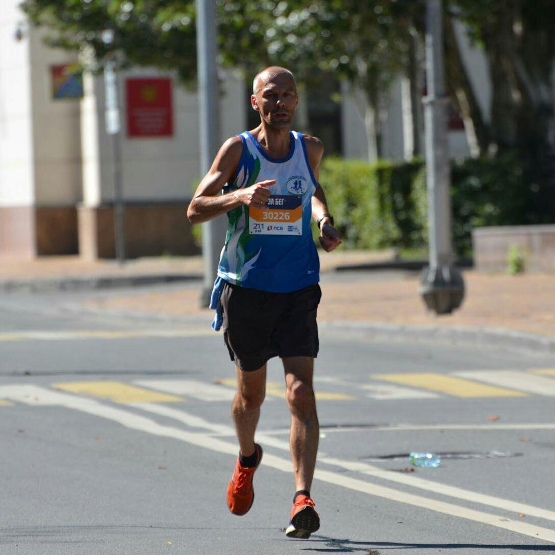 Does sprinting build muscle. 15 км бега. 15 км бега. 15 км бега. Пробегающий пейзаж.