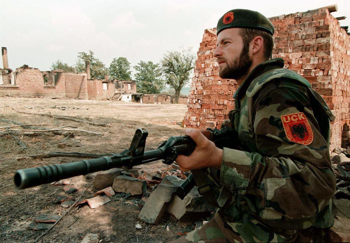 Албанские боевики в Косово 1999. УЧК Косово. Армия освобождения Косово. Албанские боевики в Косово 1998.