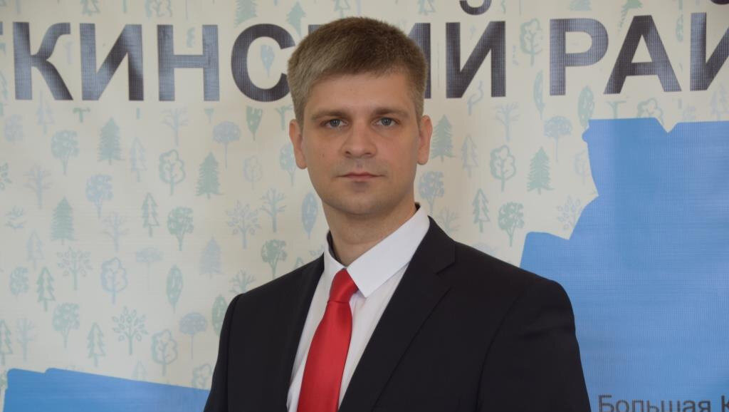     В Воткинском районе Удмуртии избрали нового главу, им стал директор агентства «Вежливые люди» Сергей Васильев. За его кандидатуру на сессии 31 мая проголосовало большинство депутатов районного совета, сообщила пресс-служба главы и правительства региона.