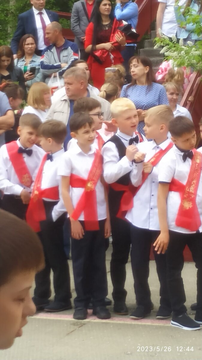 Уже устали стоять. Линейка продолжалась больше часа. 