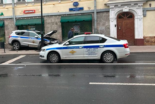 Это просто полицейский автомобиль РФ. Бело-сине-белый
