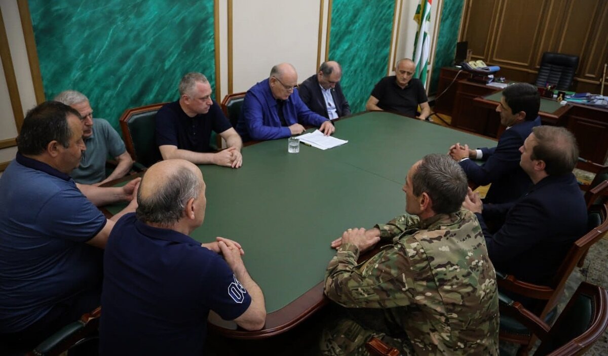 Встреча Бжании с оппозицией. Фото с сайта президента Республики Абхазия