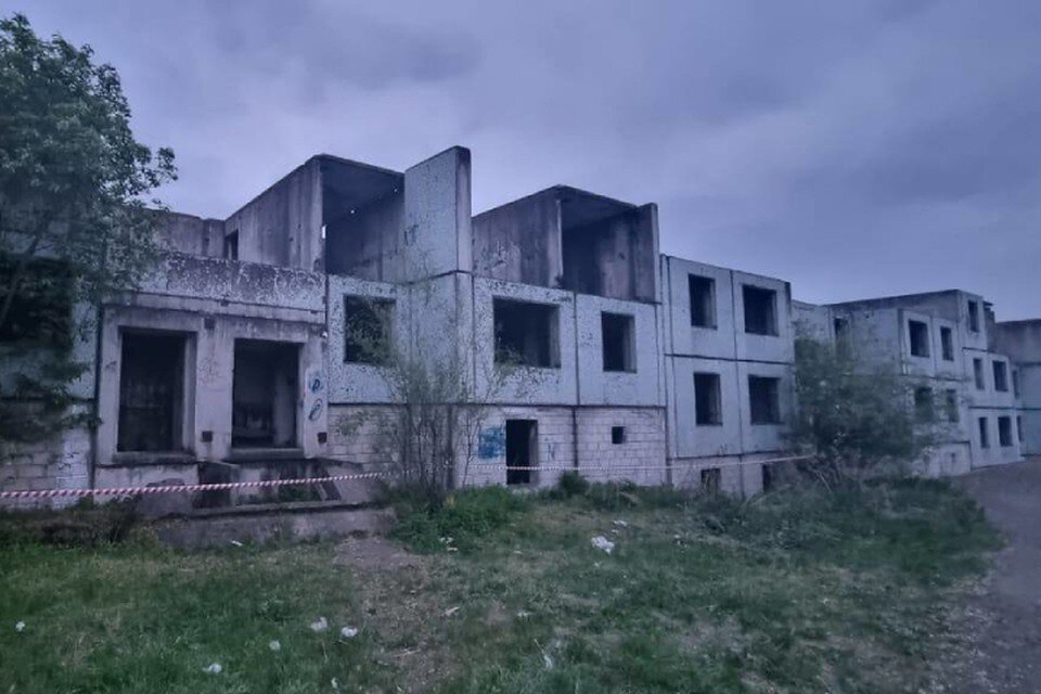    Здание не ограждено и никем не охраняется, поэтому компания без проблем проникла внутрь Прокуратура Хабаровского края