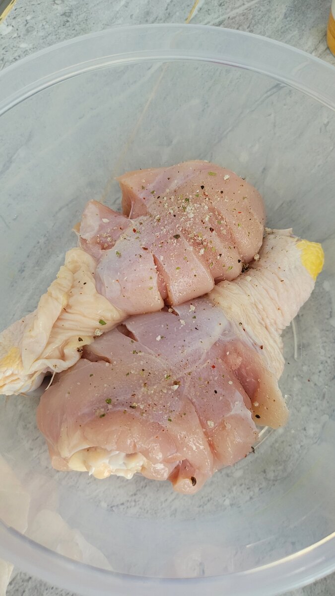 Голени моем, делаем прорезы как показано на фото.солим перчим - втираем.