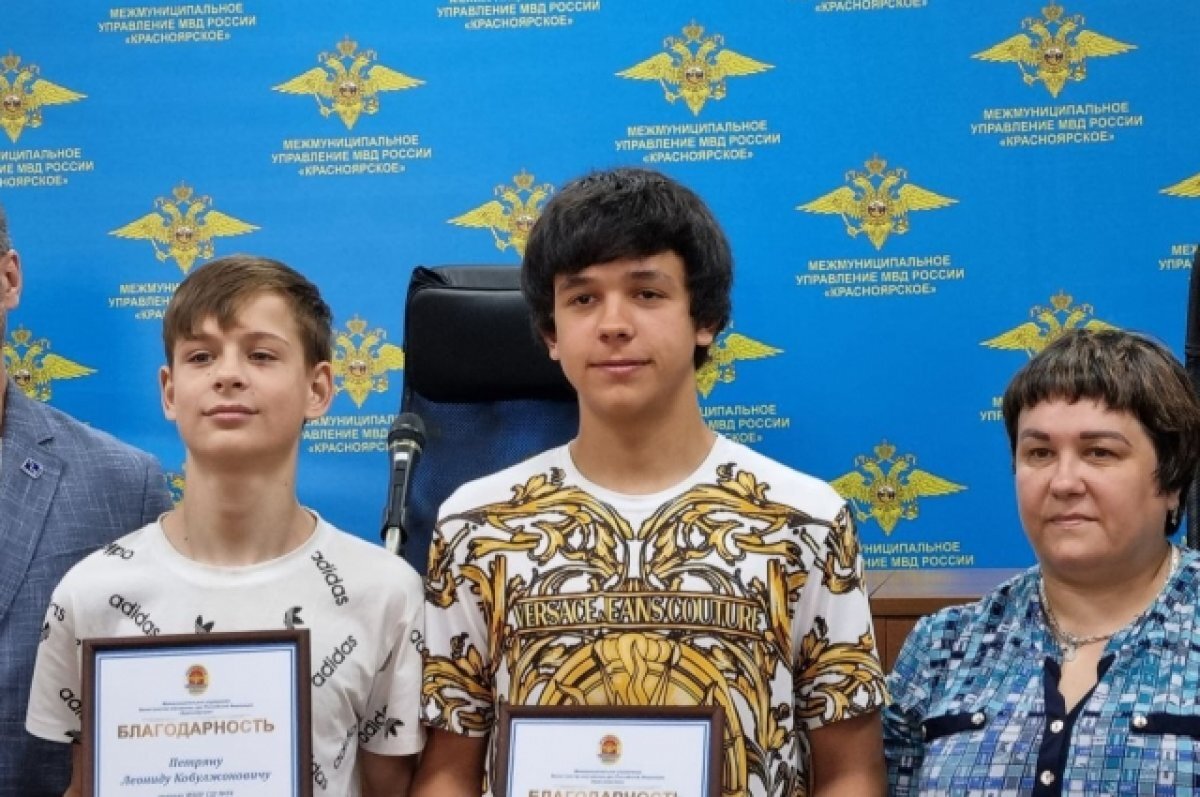    Витя хочет стать полицейским и служить в ДПС, а Леонид мечтает о профессиональном футболе.