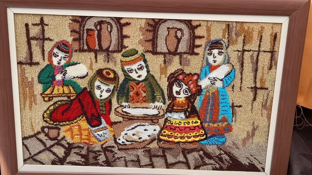 В День защиты детей в блокадном Степанакерте прошла выставка изделий и рисунков, сделанных руками карабахских детей. Фоторепортаж