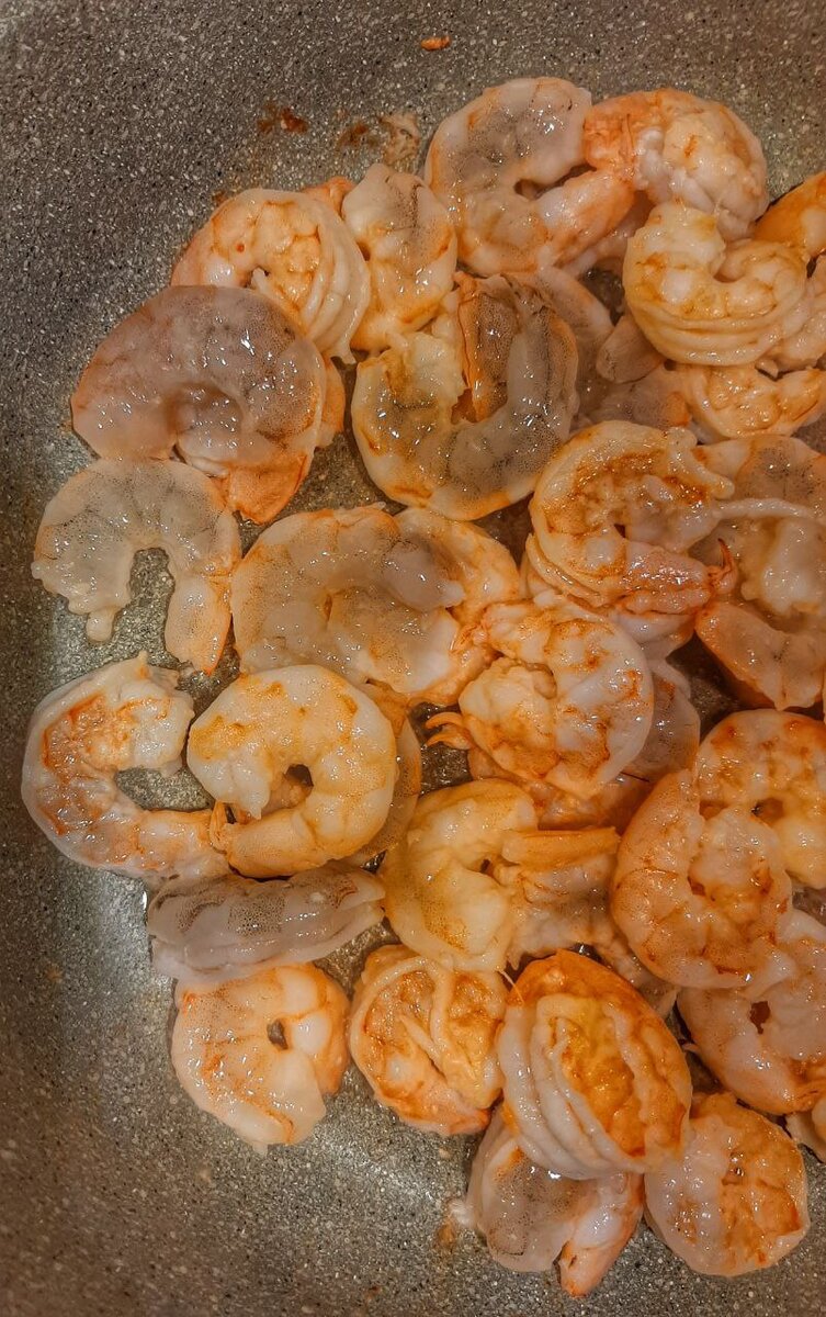 Растапливаем немного сливочного масла на сковороде. На сливочном масле креветки получатся бомбические. Выкладываем на разогретую сковороду с маслом креветки 🍤, обжариваем до полуготовности, далее выкладываем шпинат, и ужариваем его вместе с креветками. 