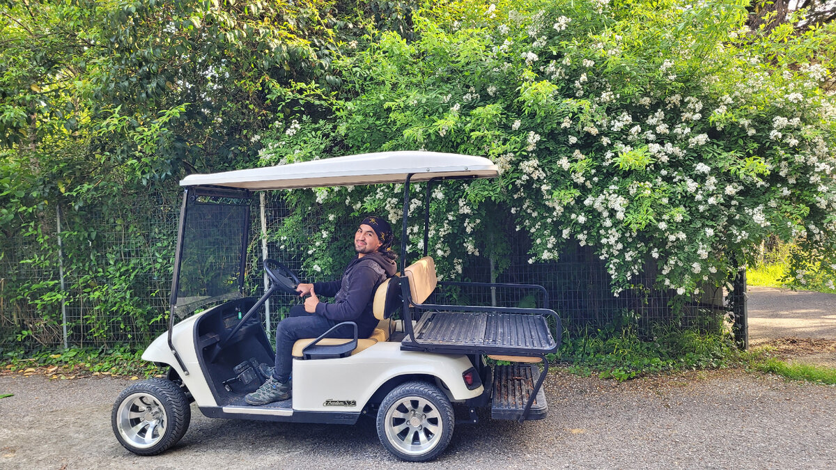 Марко на гольф-каре в Сочи