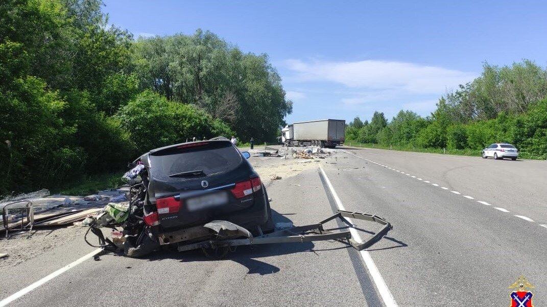     «КАМАЗ» влетел в кроссовер SsangYong на трассе в Новониколаевском районе Волгоградской области. По данным регионального ГУ МВД, водитель легковушки погиб, его пассажирка получила травмы.