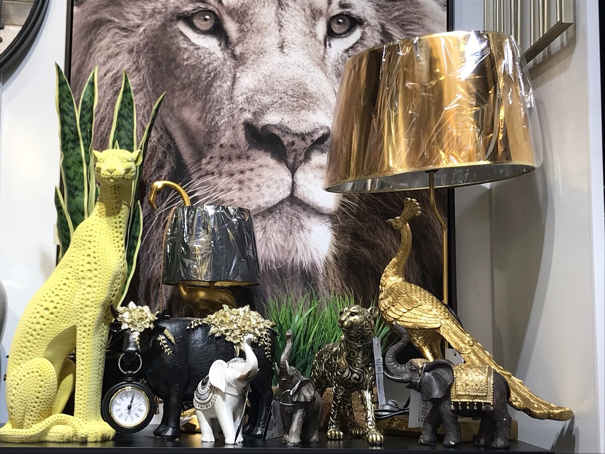 Добро пожаловать в мир современного и очень модного тренда – использование изображений и образов животных в оформлении интерьера. Этот тренд предлагает огромные возможности для создания уникального и стильного пространства, где мотивы животного мира станут центральным акцентом. 
В современном интерьере вы можете встретить статуэтки, картины, панно, вазы, книгодержатели и другие предметы, вдохновленные животными. Они выполнены из различных материалов, таких как металл, дерево, керамика или стекло, что добавляет разнообразие и текстуру в оформление. Вы можете выбрать предметы с изображением разных видов животных: от могучих слонов и львов до изящных птиц и экзотических змей.

Одной из привлекательных особенностей этого тренда является его способность сочетаться с различными стилями интерьера. Например, в современном минималистическом интерьере статуэтка или картина с изображением животного может стать ярким акцентом и придать пространству оригинальности. В классическом интерьере статуэтки или картины с изображением животных будут подчеркивать элегантность и изысканность обстановки.

Кроме того, использование изображений и образов животных позволяет экспериментировать с различными покрытиями и отделками. Матовое или блестящее покрытие на статуэтках и картинах может добавить интересный визуальный эффект и привлекательность к дизайну. Вы также можете играть с различными отделочными элементами, такими как фактурные детали, золотые или серебряные акценты, что создаст эффектный контраст и глубину в интерьере.

При выборе аксессуаров и предметов декора с изображением животных важно учитывать общую концепцию дизайна и характер пространства. Они должны гармонировать с остальными элементами интерьера, подчеркивать его стиль и создавать единое целое. Размещайте их таким образом, чтобы они стали фокусным пунктом в комнате или акцентировали внимание на определенных деталях.

В результате использование изображений и образов животных в оформлении интерьера поможет оживить атмосферу, добавить органичности и природной энергии в пространство. Комбинируйте их с другими предметами оформления, создавая интересные композиции и уникальные ансамбли. Используйте свою фантазию и экспериментируйте с различными стилями, материалами и отделками, чтобы создать дизайн, отражающий вашу индивидуальность и эстетические предпочтения.