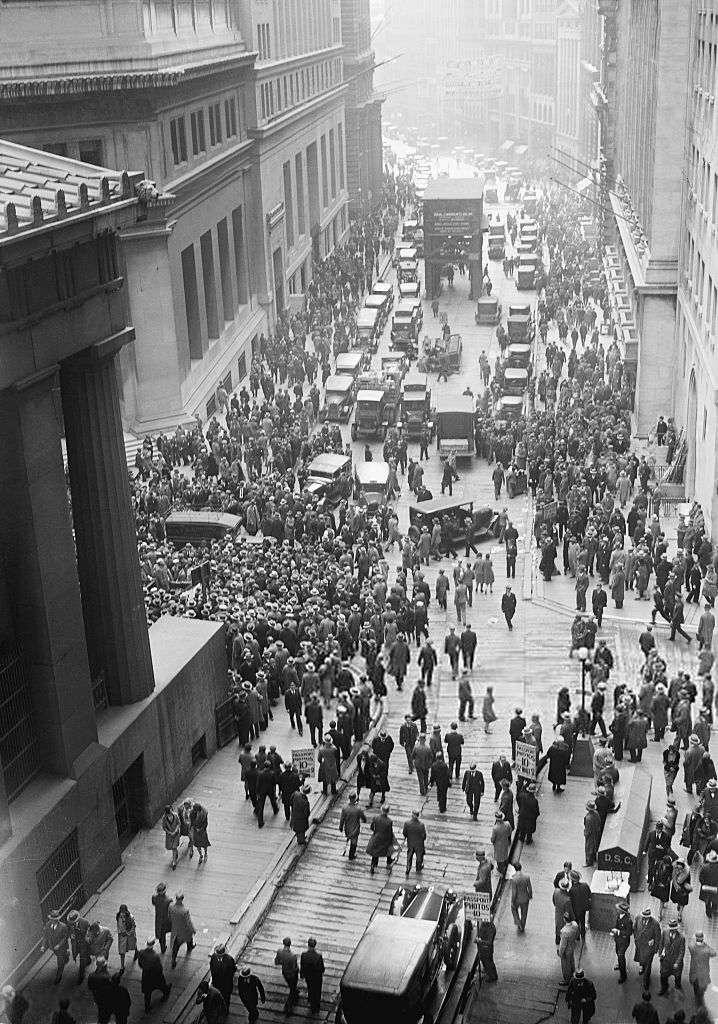      Толпа собирается на Уолл-Стрит после Чёрного четверга 24 октября 1929 года. Фото: commons.wikimedia.org