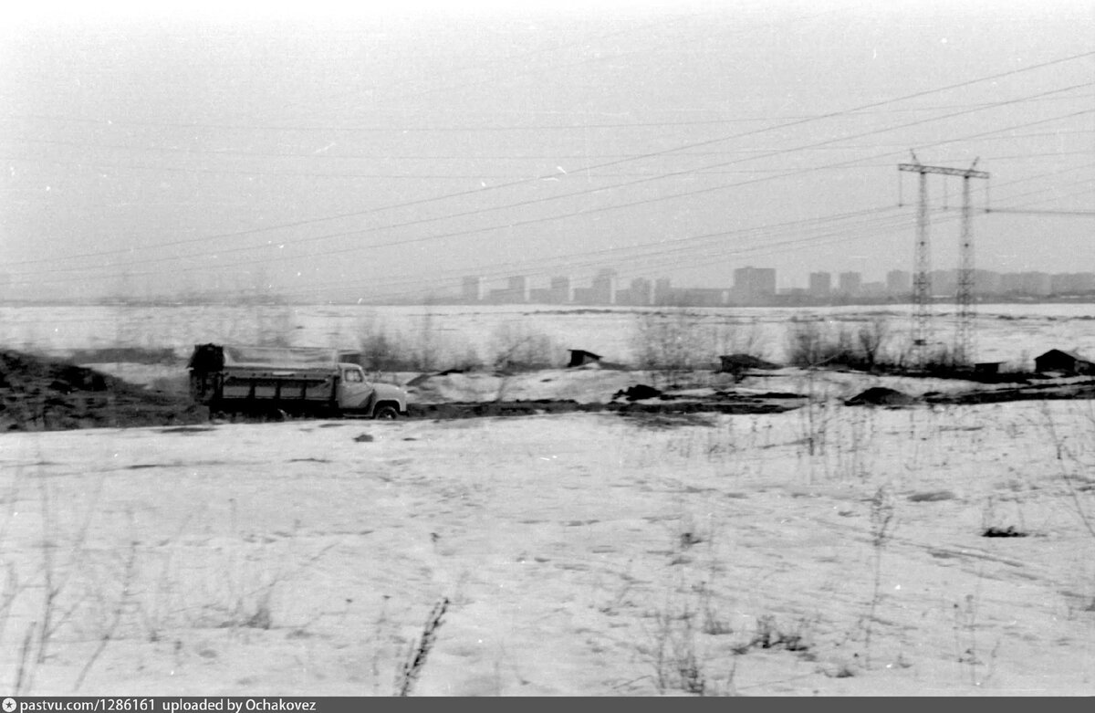 Так в 1973 году выглядела местность, где позже построили Олимпийскую деревню. Вид от современной станции метро "Озёрная". Фото К. Курехина, с сайта www.pastvu.com.
