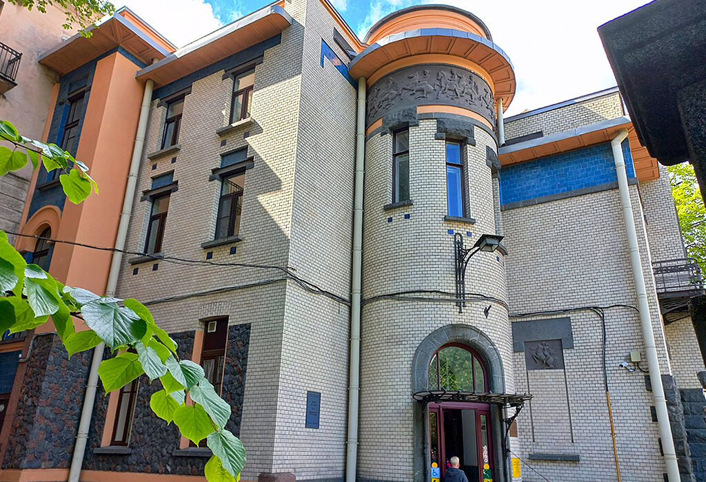 Старалась максимально захватить в кадр, буквально балансируя над газоном. Листайте галерею