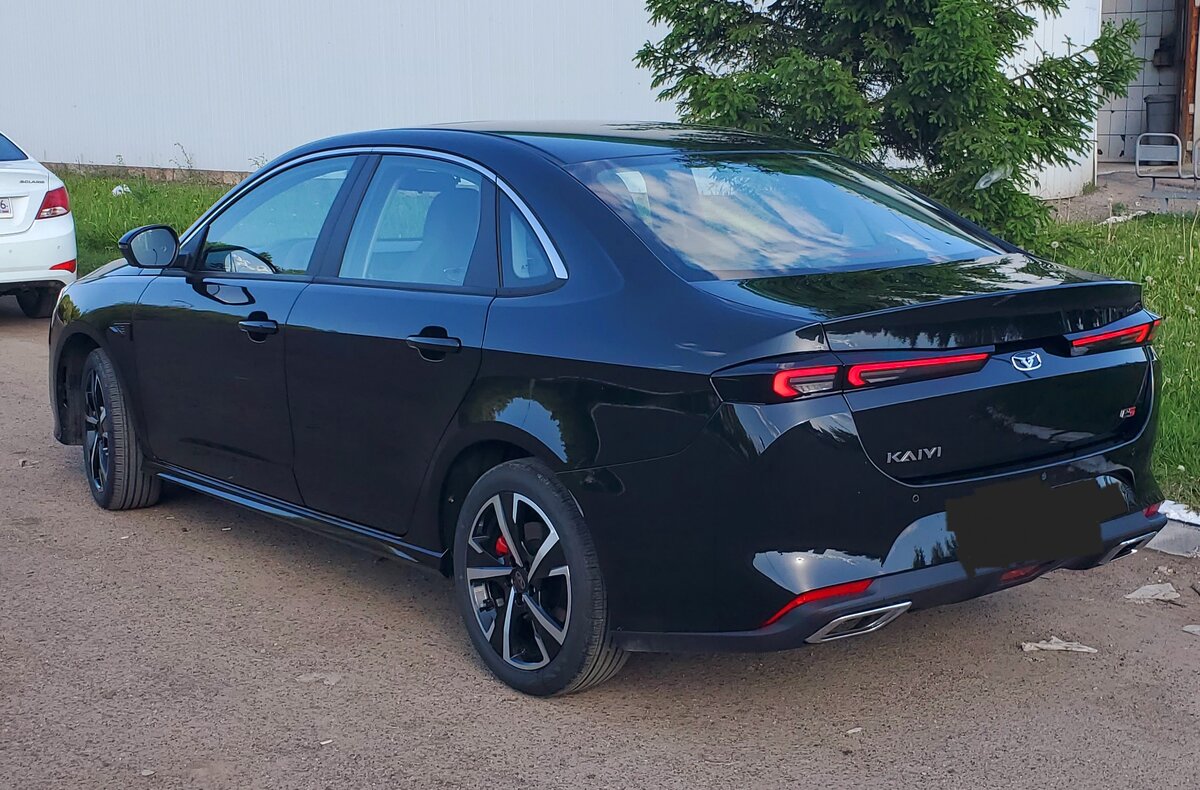 Задняя часть чем-то напоминает Альфа Ромео.