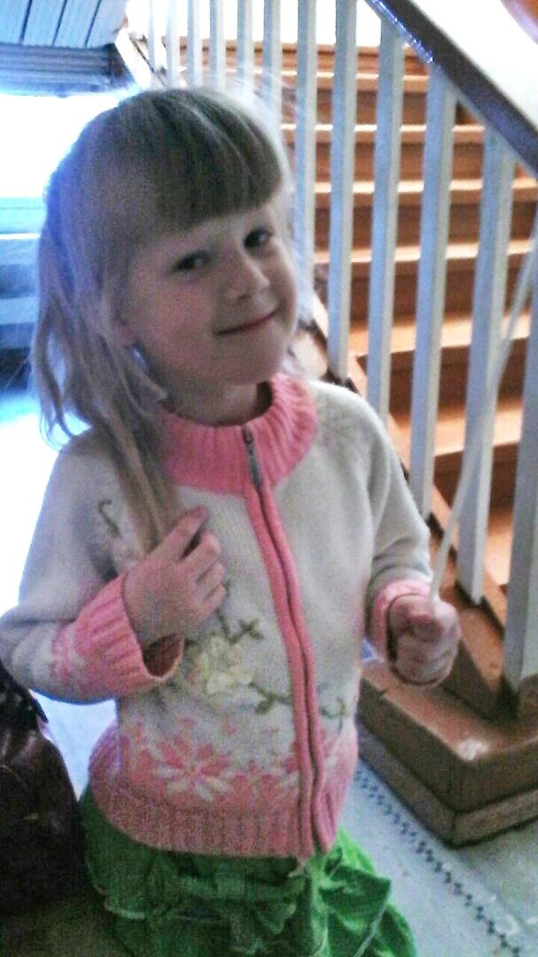 Вероника в приюте, ещё пухленькие щёчки и длинные волосы. Ей всего 5 лет. Она ещё не знает, что впереди её ждут ужасные испытания.