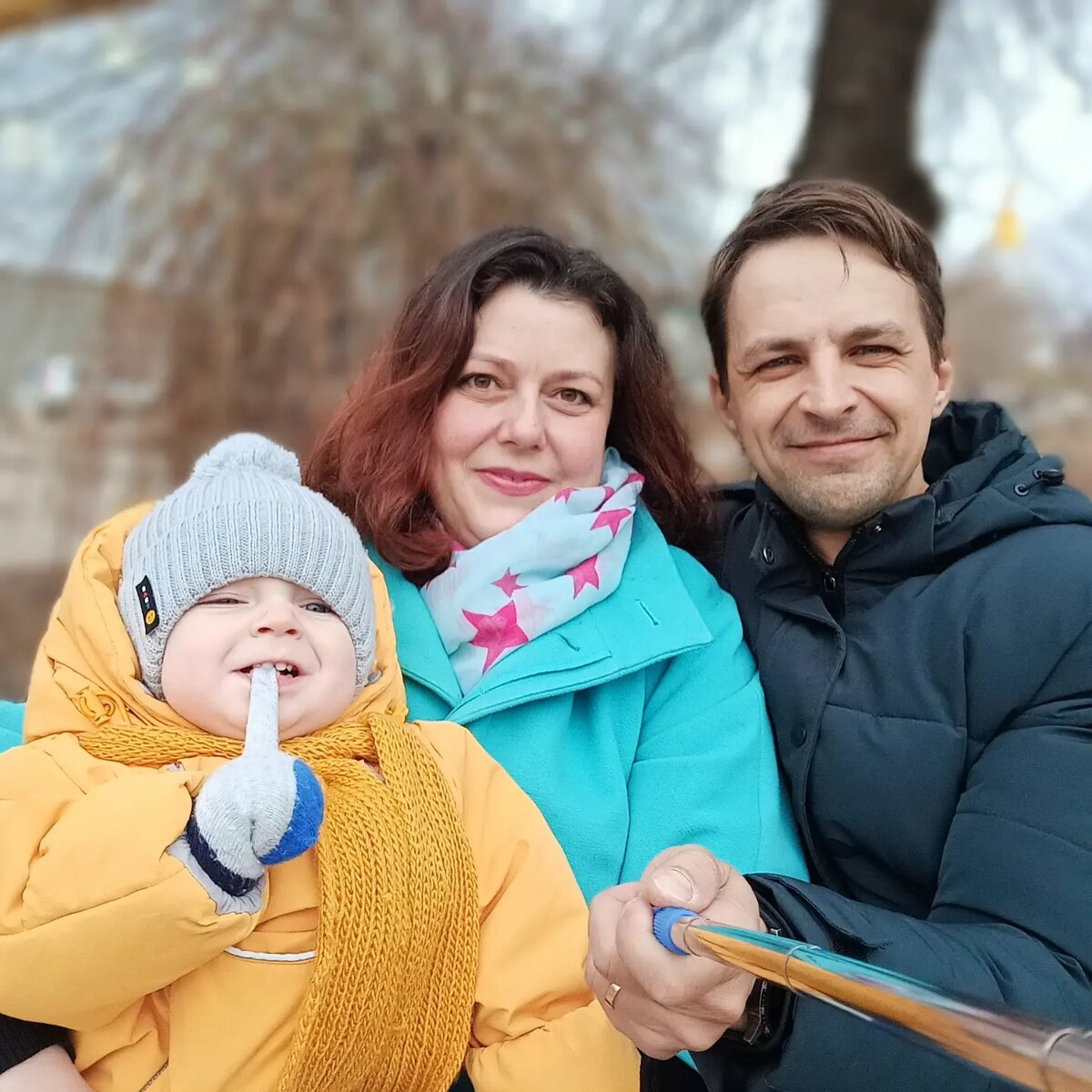 А это - мы! Фотография весенняя, у нас мало совместных фото, обычно один бежит за мелким, а другой это фотографирует, если успевает)) А старшую вообще не заставить сфотографироваться, тем более вместе!))