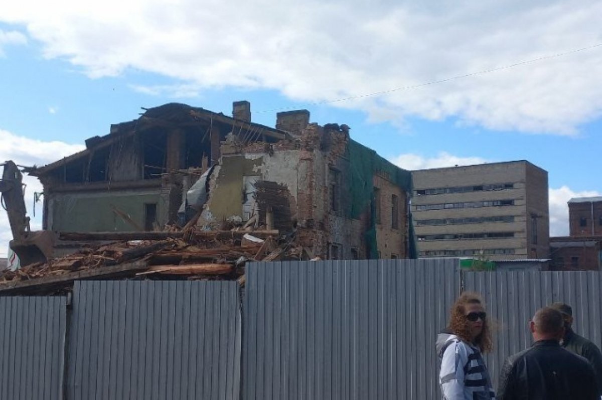    Не признали памятником. Полиция не смогла прервать снос здания в Петербурге