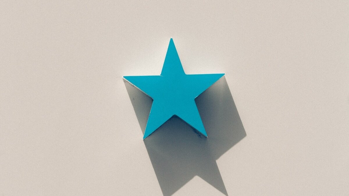     Очевидцы, обнаружившие упавший на окраине Таганрога БПЛА, заявили об изображенных на нем звездах, видео с места событий они публикуют в соцсетях.