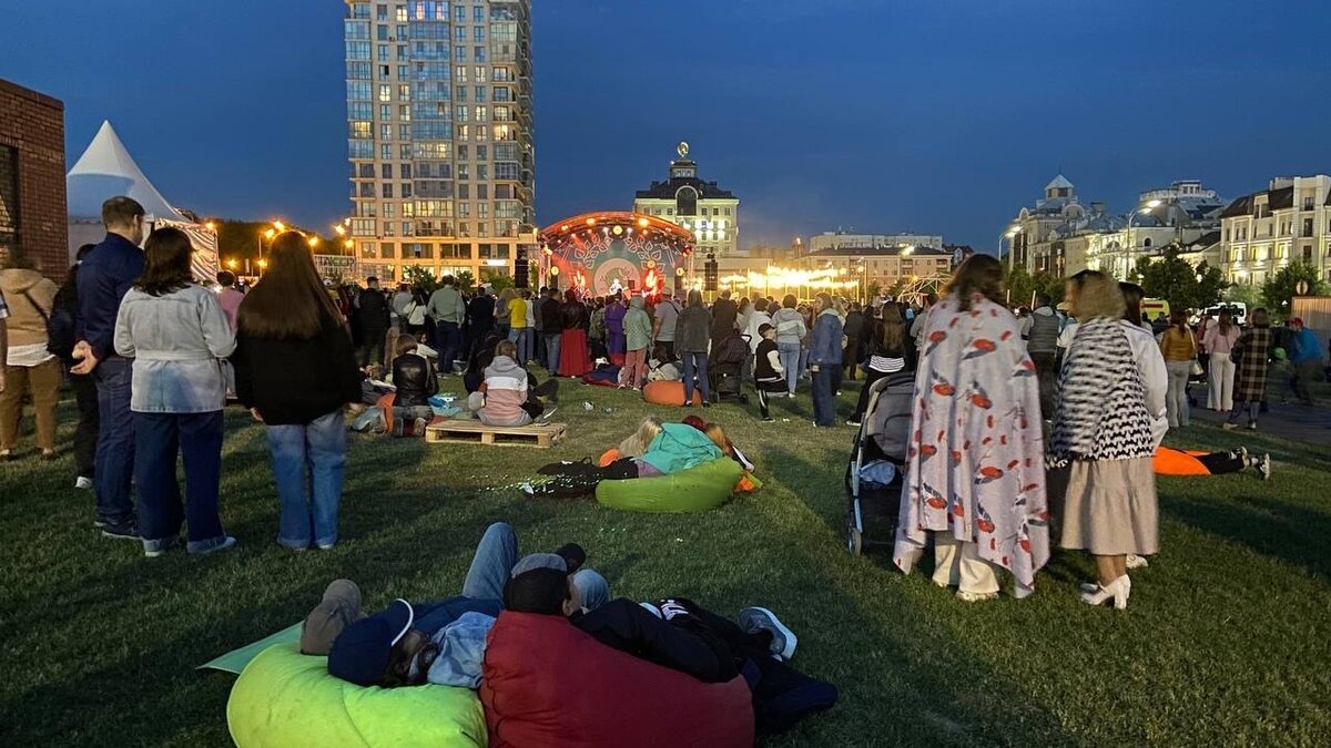     В Казани в седьмой раз проходит Духов День. Традиционный православный фестиваль отмечался два дня, а завершился концертом в Суконной слободе. О том, как казанцы отгуляли мероприятие, — в фоторепортаже Inkazan.