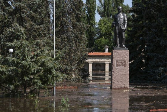    Подтопление центра города после разрушения задвижек на Каховской ГЭС