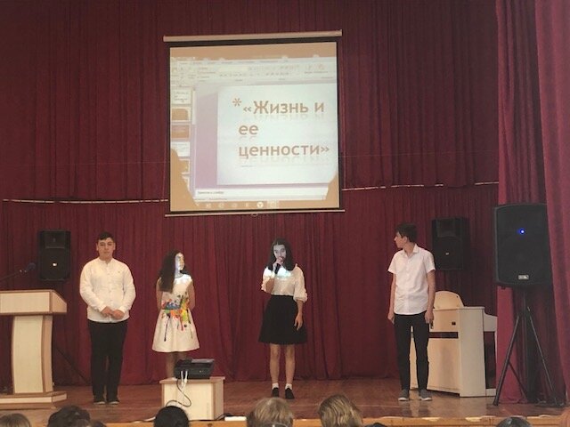 В связи с Международным днём русского языка в Степанакерте состоялся конкурс чтецов. Фоторяд