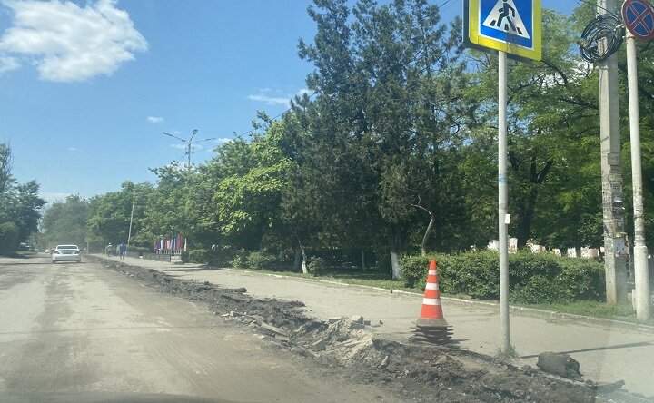 Ерш новочеркасск сегодня. Ремонт дороги. Ерш Новочеркасск. Новочеркасск дерево на дороге. Новочеркасск Октябрьский район.