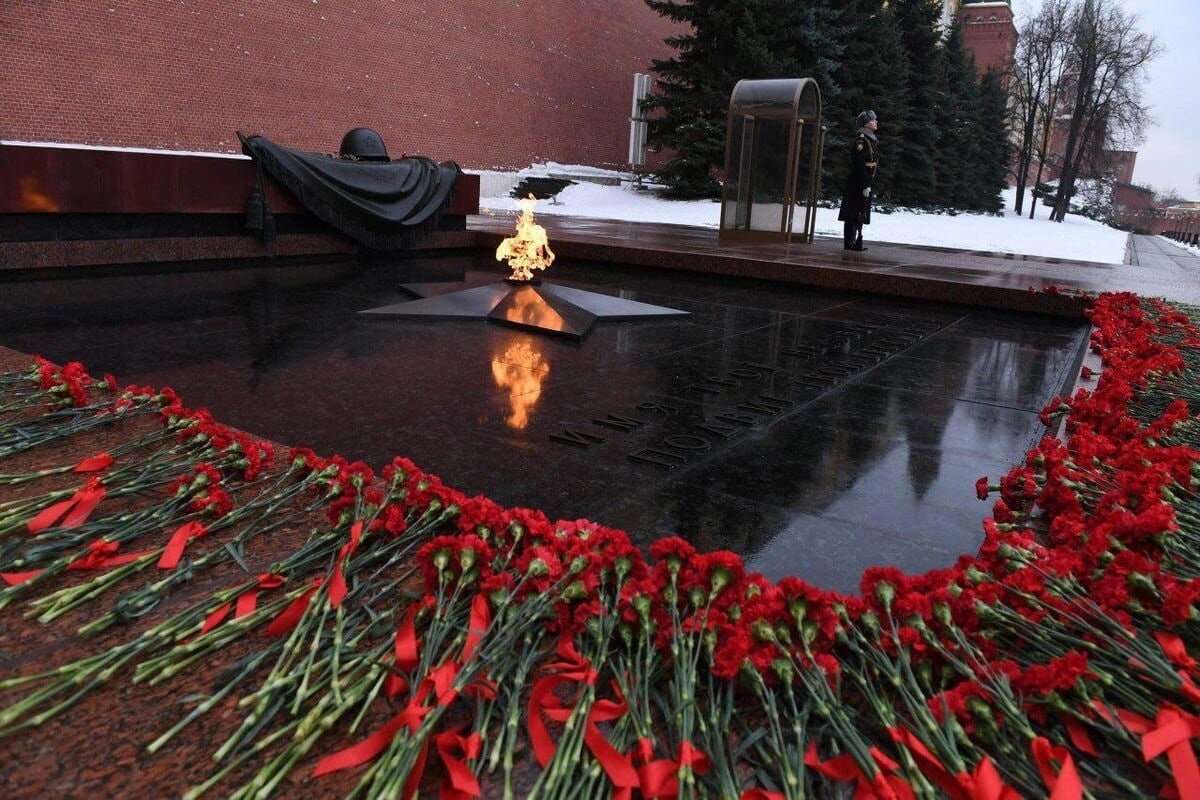 Памятник вечный. Могила неизвестного солдата Москва. Вечный огонь мемориал Александровский сад. Москва вечный огонь могила неизвестного солдата. Мемориальный комплекс могила неизвестного солдата.